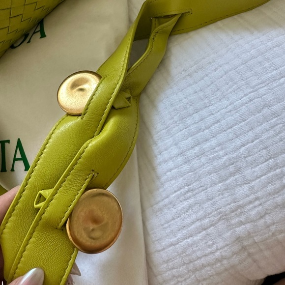 Bottega Veneta Nappa Intrecciato The Fold Crossbody in Kiwi - Picture 9 of 15